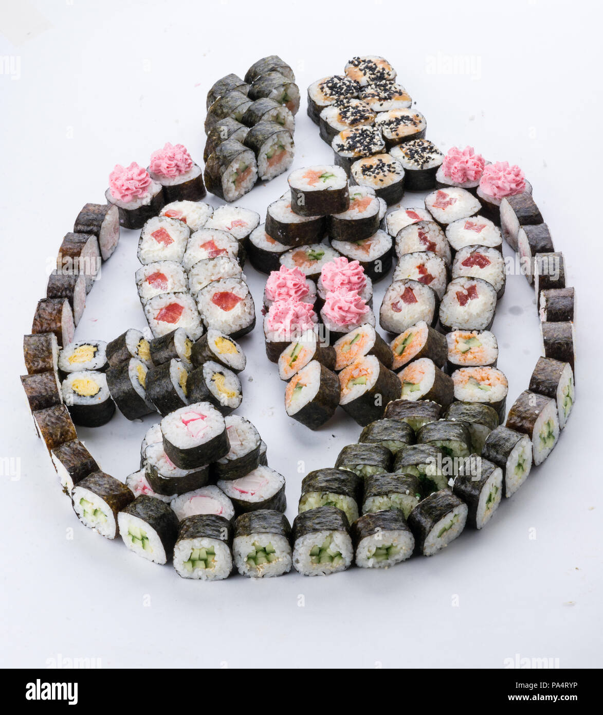 Il cibo giapponese, ristorante sushi gunkan maki roll piatto o vassoio impostato. Set di Sushi e composizione Foto Stock
