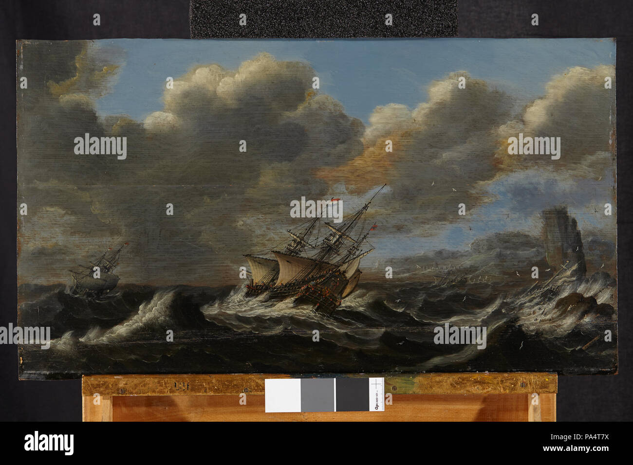 URI 318 Två holländska krigsskepp seglar ho storm utanför en klippig kust, från 1600-talet - Skoklosters slott - 98162 Foto Stock