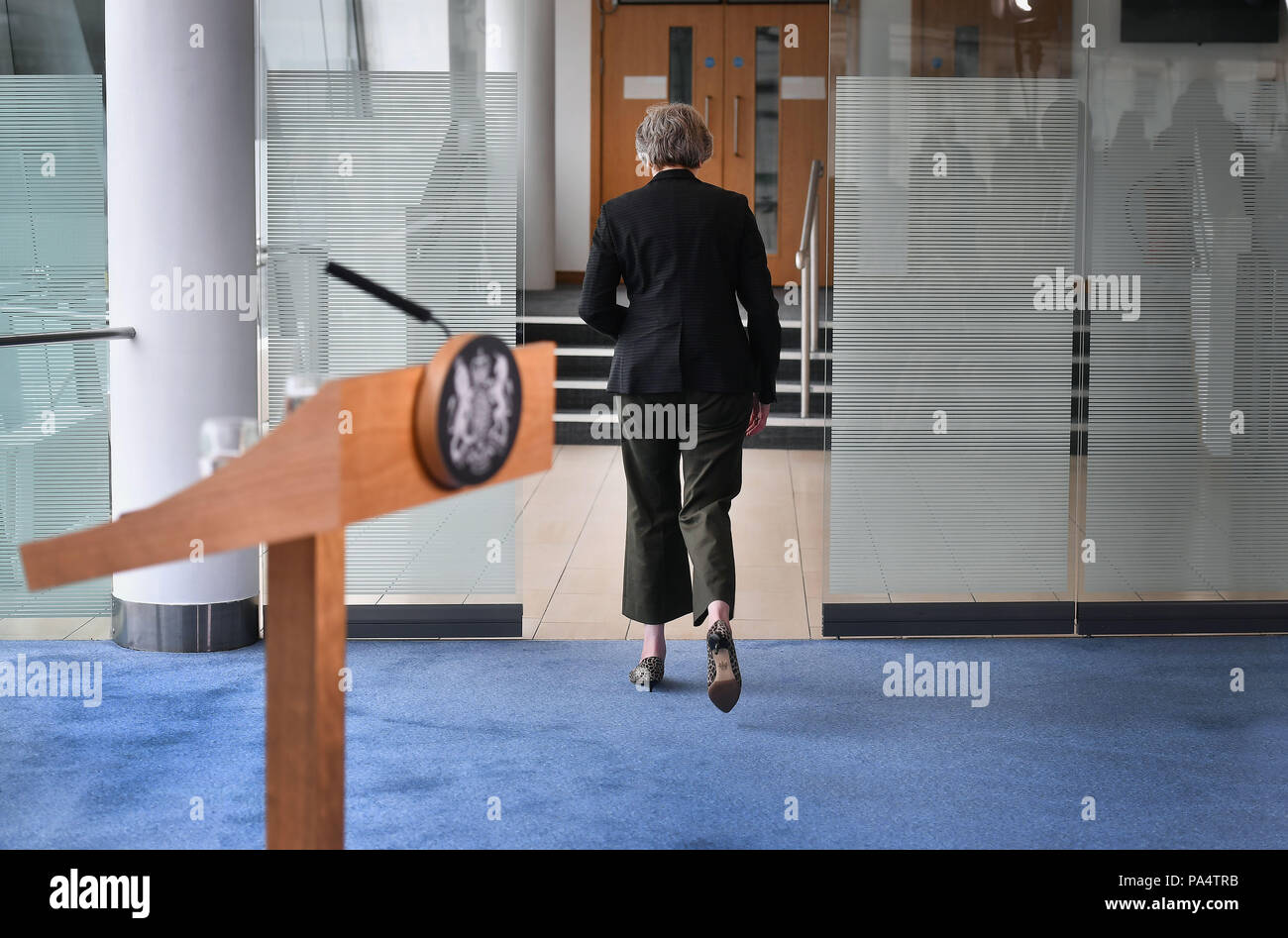 Il primo ministro Theresa May parte dopo durante il suo discorso alla Waterfront Hall di Belfast, dove ha esortato l'Unione europea a 'evolvere' la sua posizione sulla Brexit e non a ricadere su idee 'inpraticabili'. Foto Stock