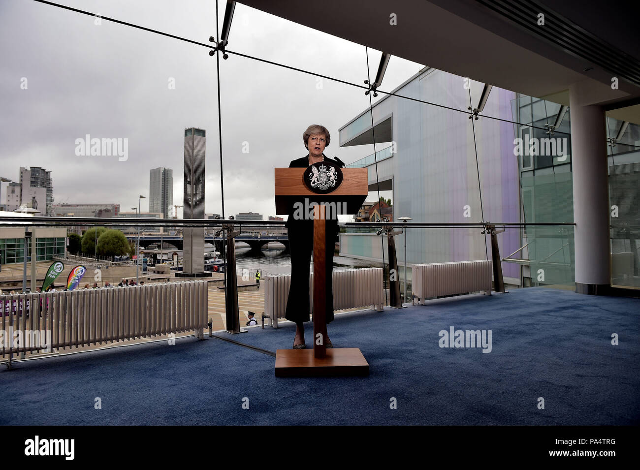 Il primo ministro Theresa May durante il suo discorso al Waterfront Hall di Belfast, dove ha esortato l'Unione europea a 'evolvere' la sua posizione sulla Brexit e non a ricadere su idee 'inattuabili'. Foto Stock