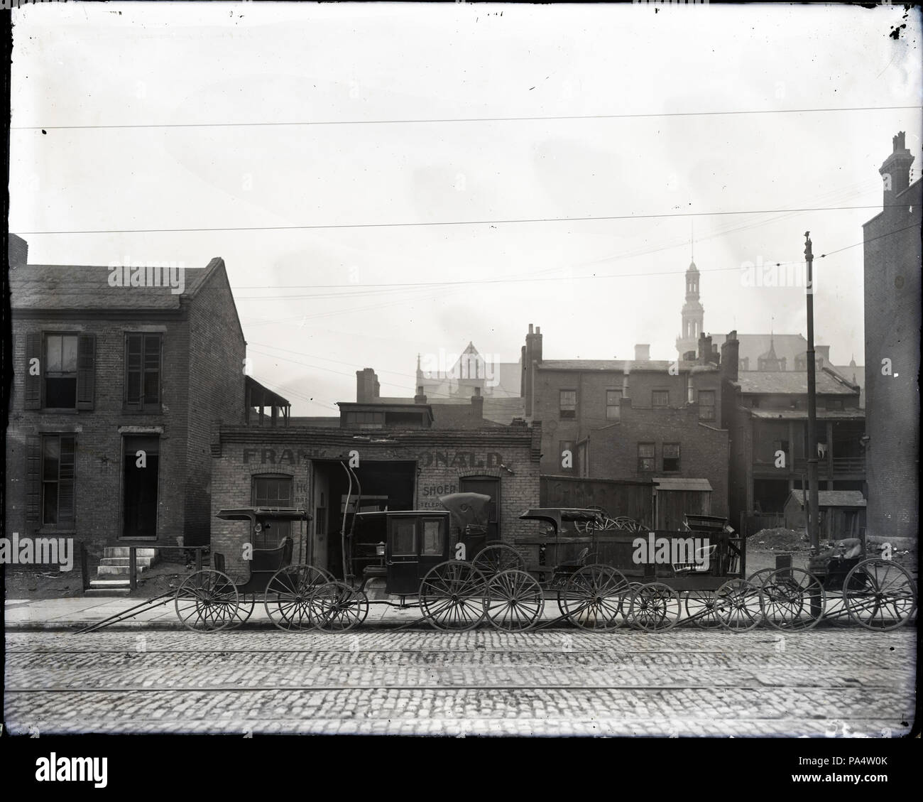 283 carrelli allineati lungo una strada di fronte a un negozio di riparazione Foto Stock