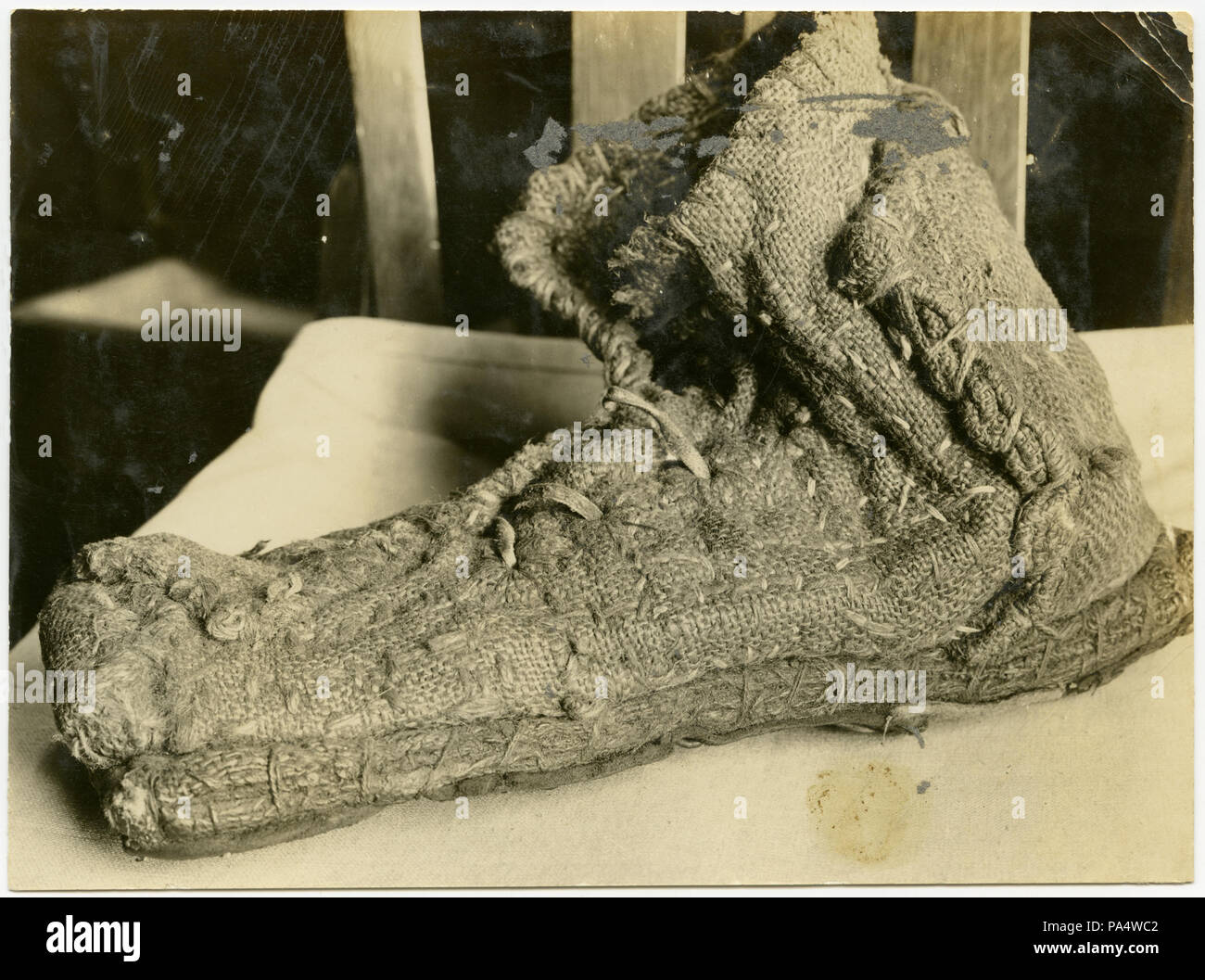 325 vista ravvicinata di una calzatura realizzata in una pesante Cloth-Like materiale, eventualmente tela ruvida Foto Stock