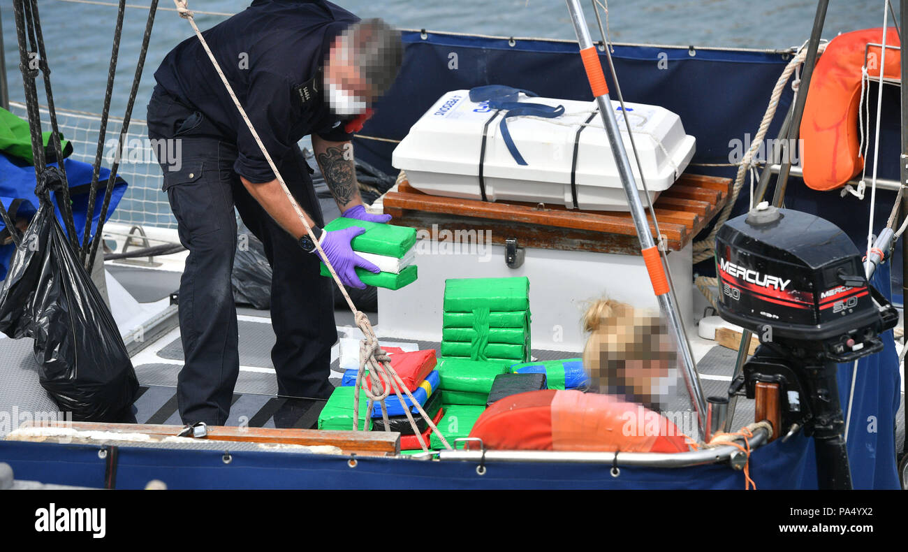 I FUNZIONARI dell'ANC CHE SI TROVANO A FRONTEGGIARE CON PIXELATED DA PA PICTURE DESK COME RICHIESTO DALL'ANC Drugs vengono scaricati da una barca da ufficiali del porto di Newlyn dopo che l'Agenzia nazionale per la criminalità ha sequestrato uno yacht a vela nella Manica e lo ha riacquistato al porto; che è stato temporaneamente chiuso per motivi di "sicurezza pubblica" dopo il sequestro, e ha arrestato due uomini per sospetto di traffico di droga. Foto Stock