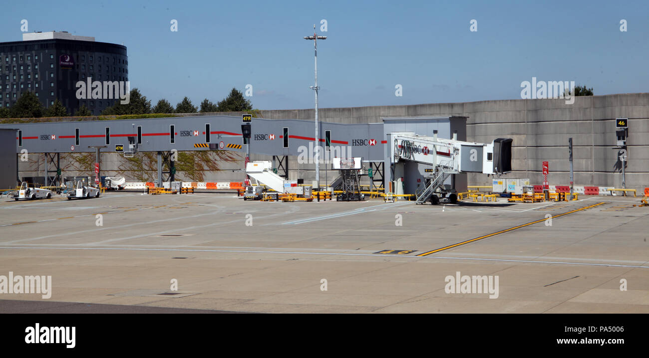 Un jet bridge per l'imbarco dei passeggeri di un aereo, l'aeroporto di Gatwick Foto Stock