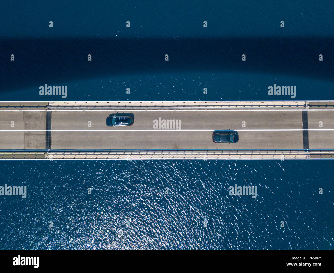 Vista aerea del ponte dell'isola di Pag, Croazia, su strada. Scogliera affacciato sul mare. Vetture attraversando il ponte visto da sopra Foto Stock