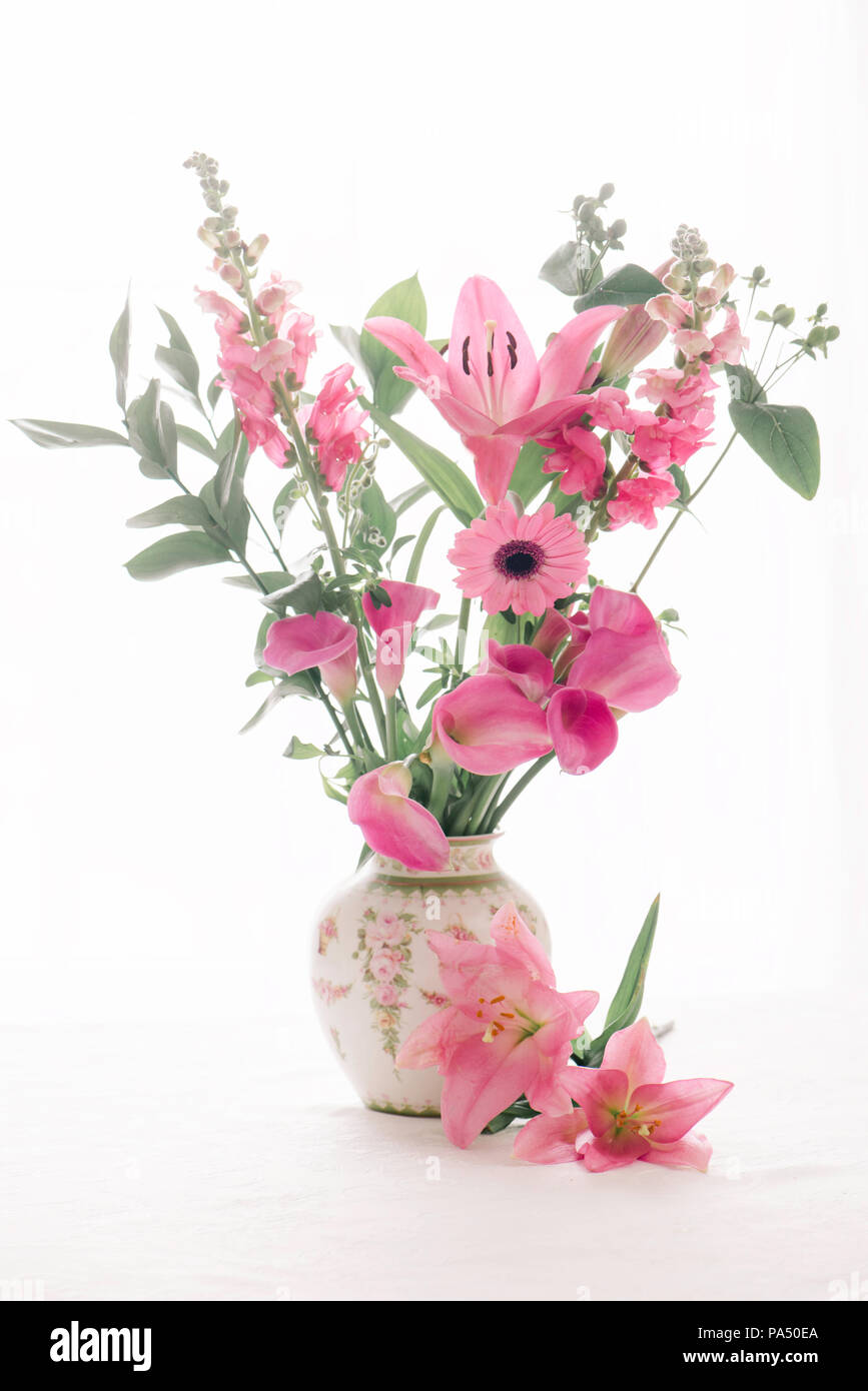 Bouquet di fiori di colore rosa in un vaso Foto Stock