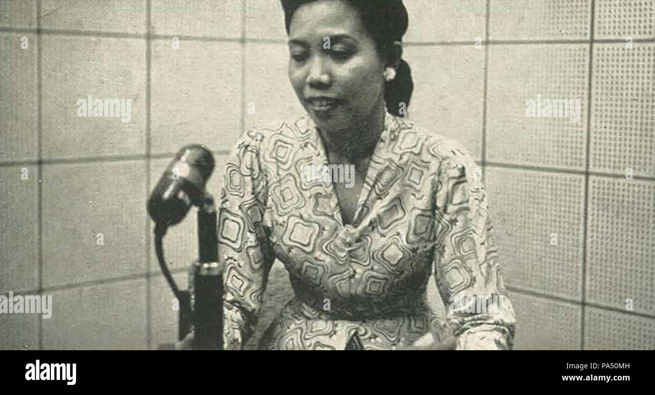 211 Radio host, Wanita di Indonesia p98 (Ministero delle informazioni) Foto Stock