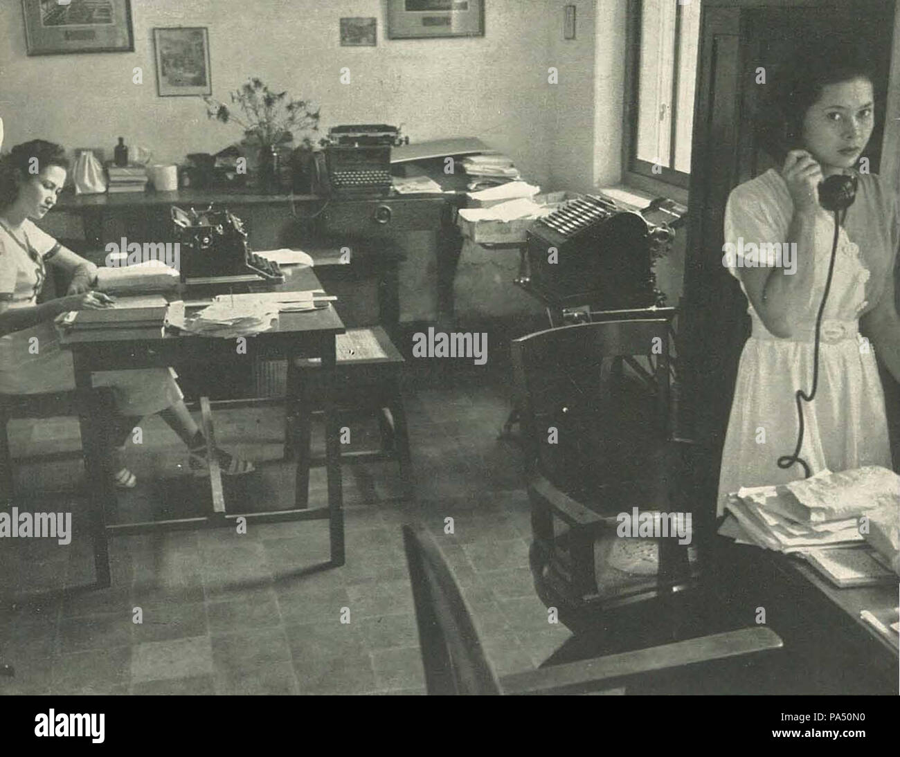 332 donne in mansioni amministrative, Wanita di Indonesia p103 (Ministero delle informazioni) Foto Stock