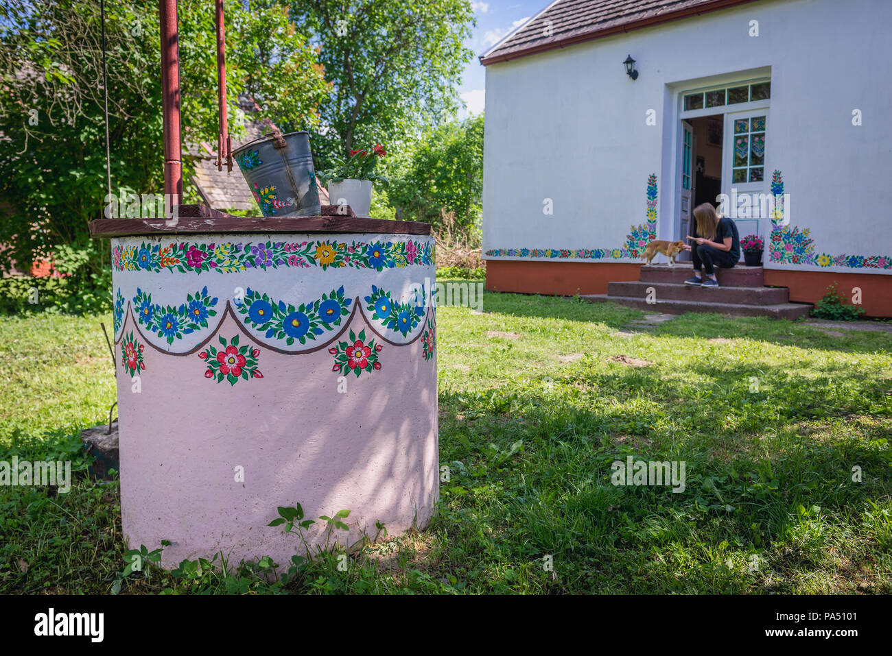 Ben dipinte nel villaggio di Zalipie in Polonia, noto per la sua tradizione locale di dipinti floreali reso famoso dalla popolare artista Curylowa Felicja Foto Stock