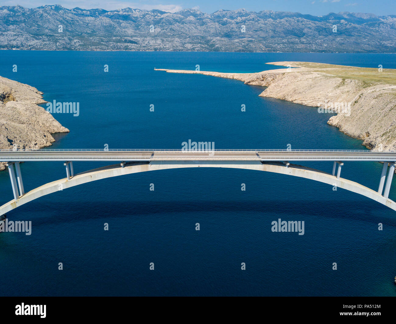 Vista aerea del ponte dell'isola di Pag, Croazia, strade e della costa croata. Scogliera affacciato sul mare. Vetture attraversando il ponte visto da sopra Foto Stock