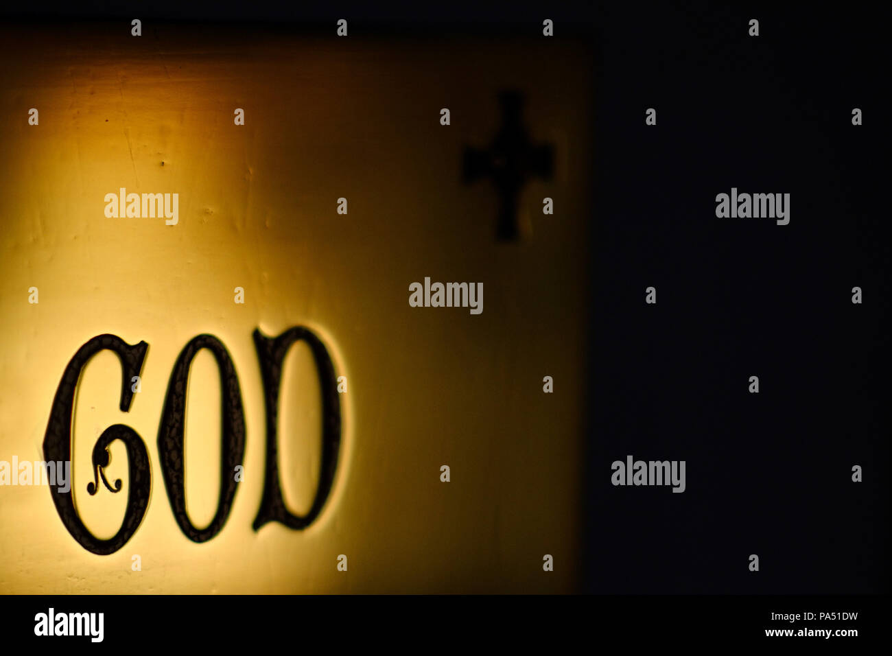 Incisione gotica della parola di Dio su una targa in ottone Foto Stock