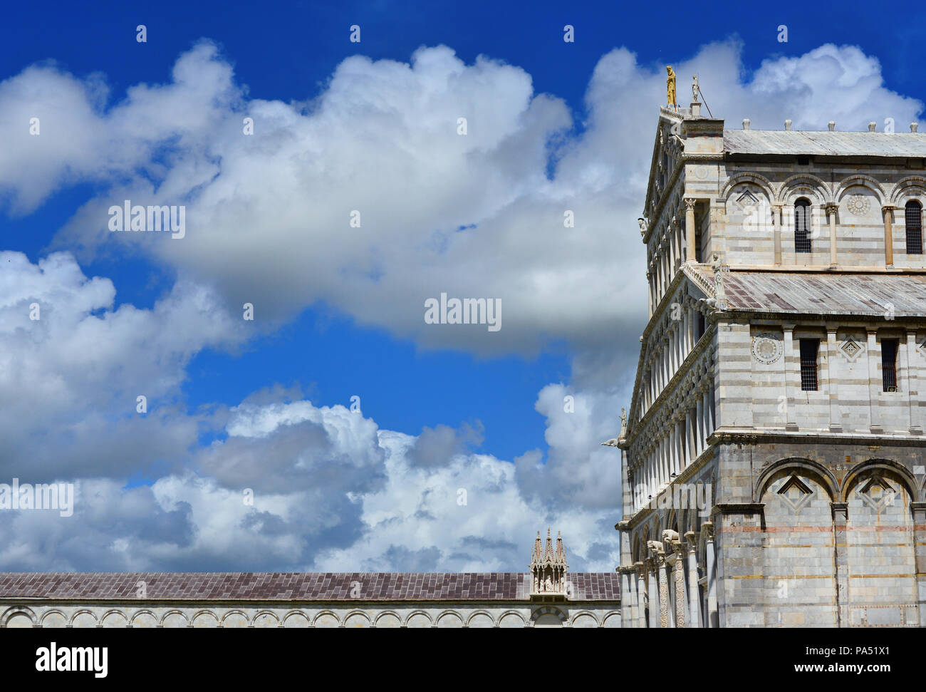 Vista del Duomo di Pisa, completata nel XII secolo con le nuvole e spazio di copia Foto Stock