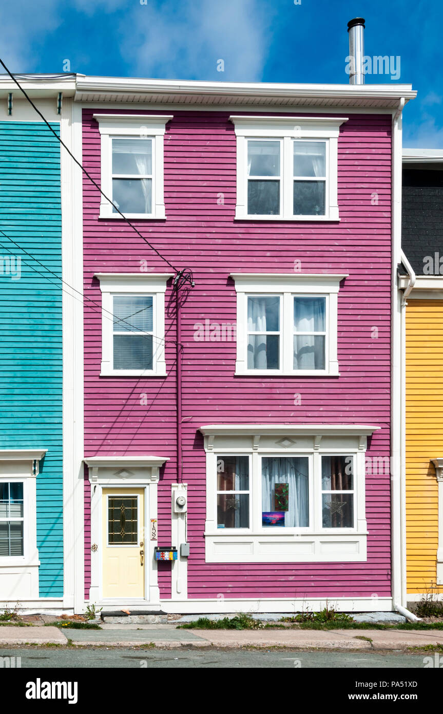 Jellybean Riga o case colorate su Gower Street a St John, Terranova Foto Stock