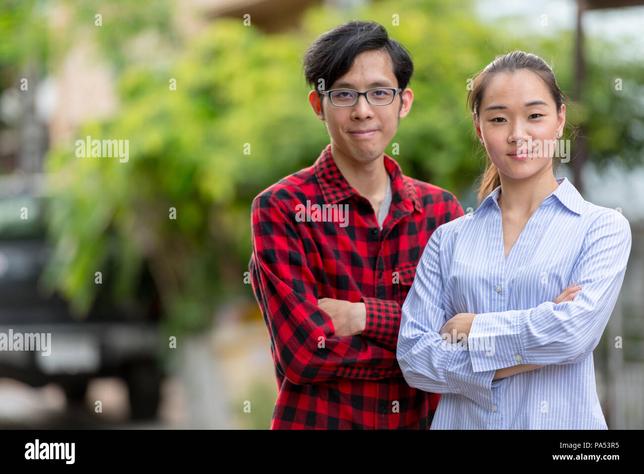Giovani asiatici giovane all'aperto Foto Stock