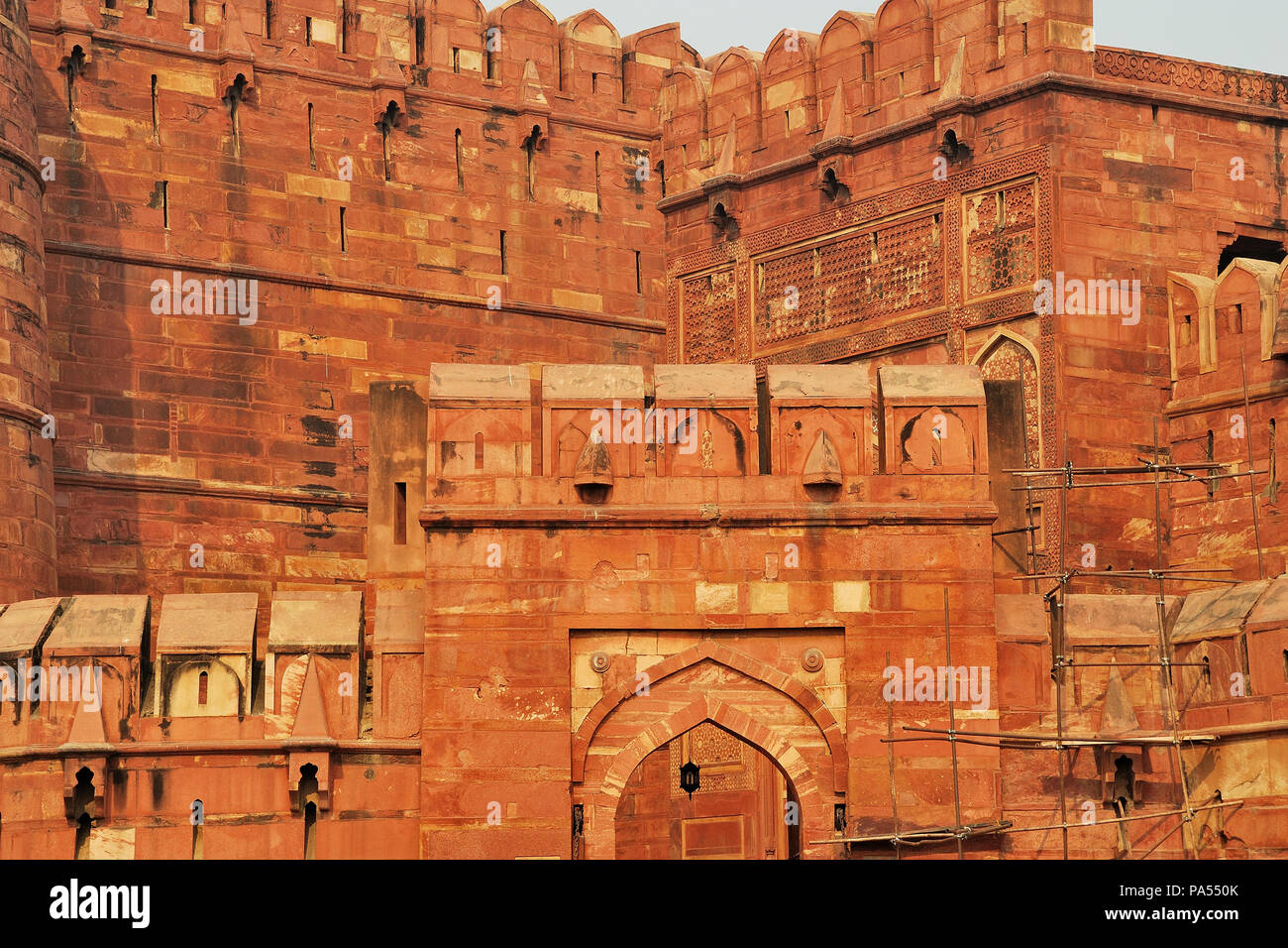 Vista parziale delle mura fortificate del forte Agra (rosso), Agra, Uttar Pradesh, India Foto Stock