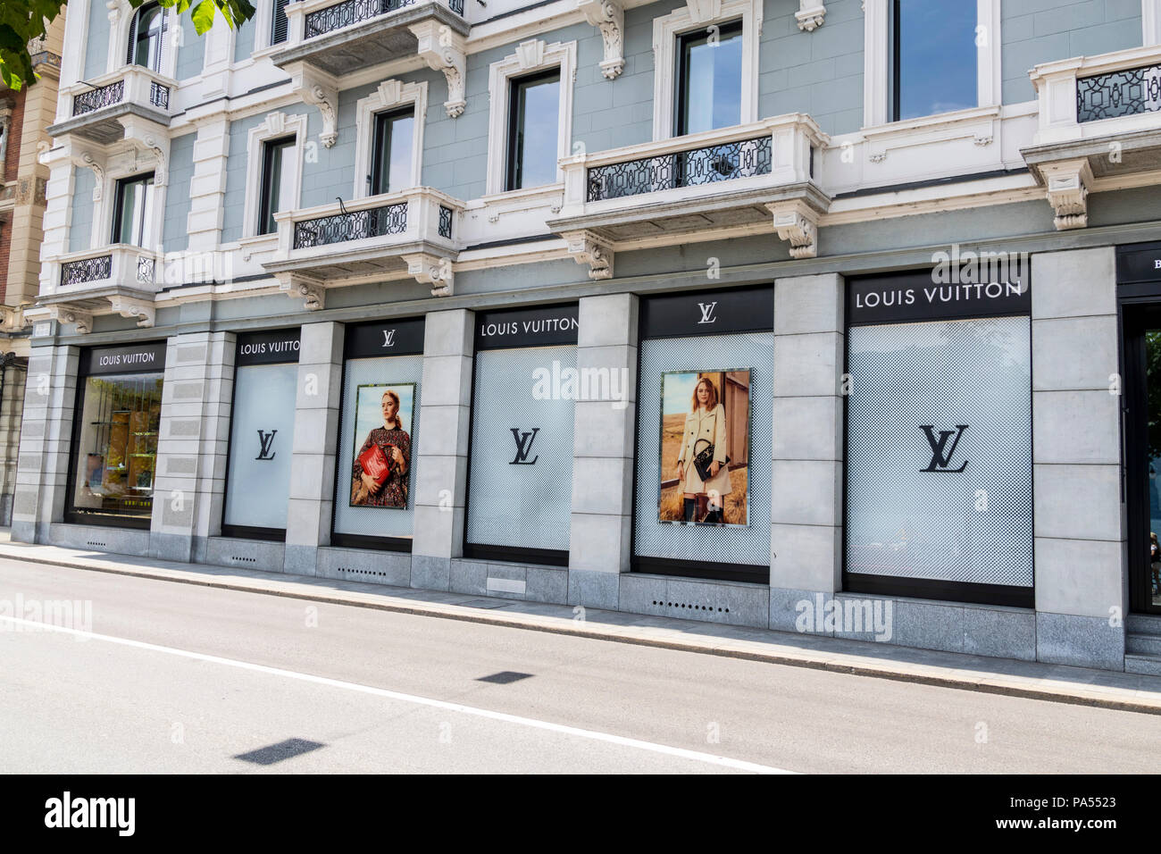Negozio Louis Vuitton anteriore, negozio di fronte a Lugano, Svizzera Foto  stock - Alamy