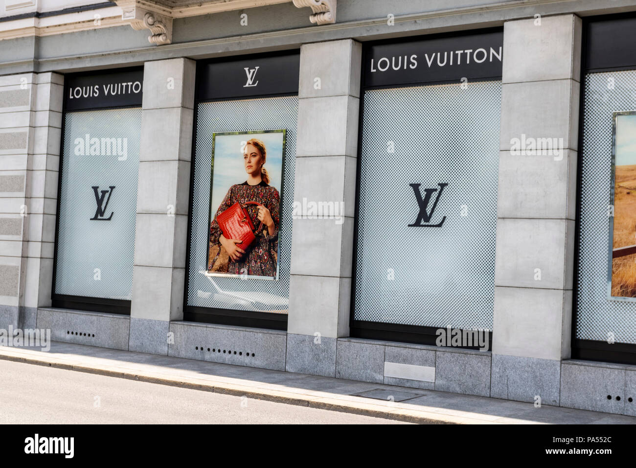 Louis vuitton shop front immagini e fotografie stock ad alta risoluzione -  Alamy