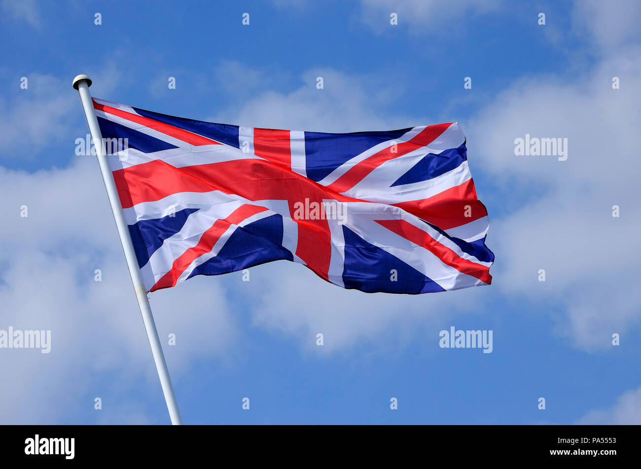 Union Jack flag su nuvoloso cielo blu sullo sfondo Foto Stock