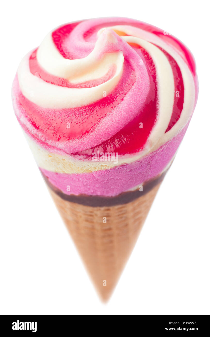 Frutto berry ice cream in un disegno waffle cup, cono, percorso di clipping, isolato su sfondo bianco Foto Stock