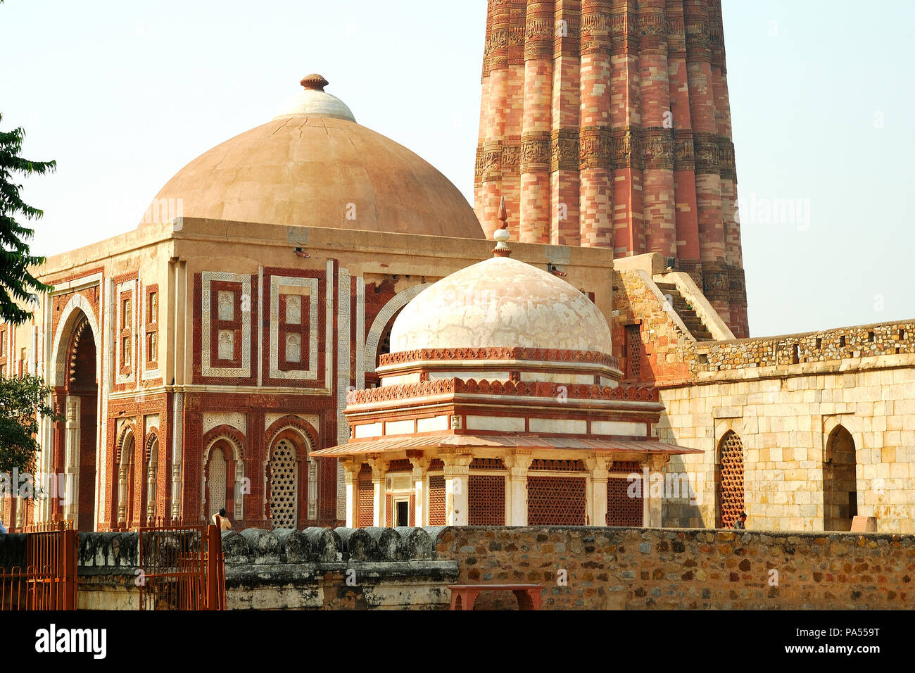 Tomba di Imam Zamin e Alai Darwaza, Qutub Minar complesso, Delhi, India Foto Stock