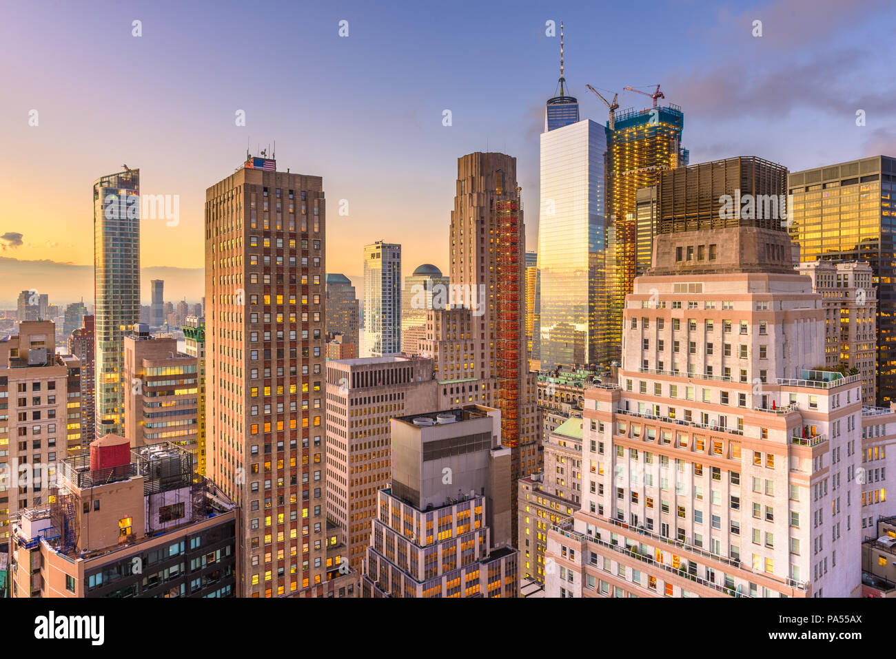 New York, New York, USA la parte inferiore di Manhattan Financial District cityscape da sopra al crepuscolo. Foto Stock