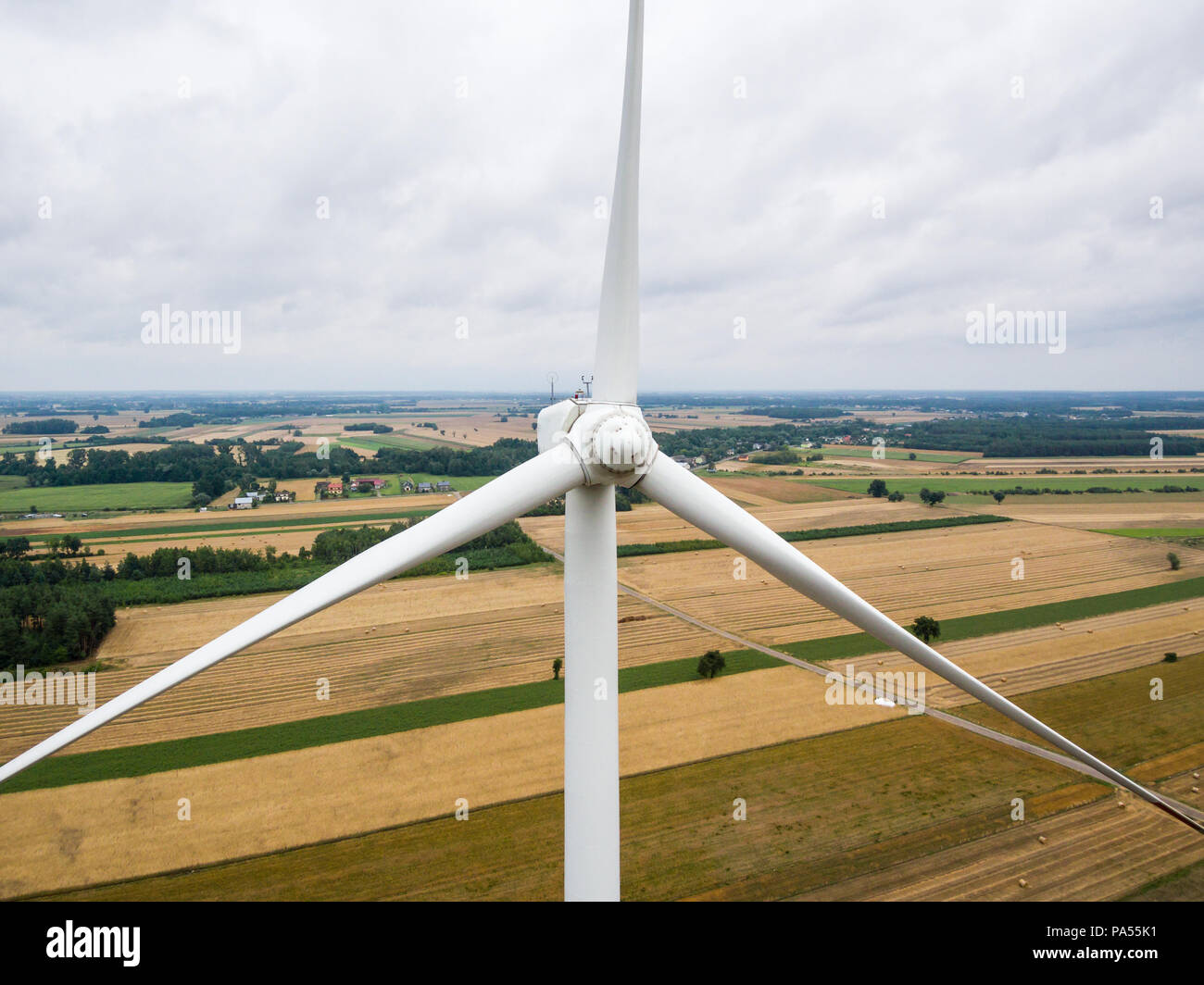 Foto aerea ravvicinata della turbina di mulino a vento Foto Stock