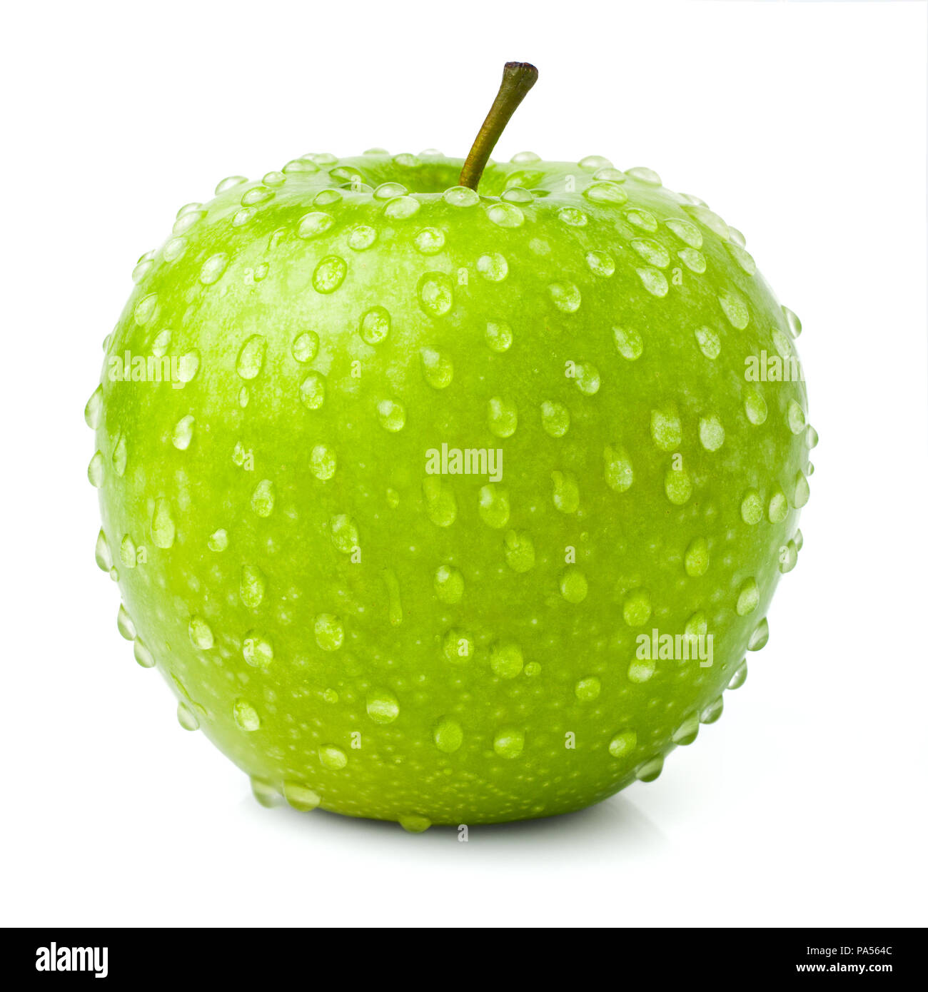 Verde brillante succosa mela su sfondo bianco, isolata, alta qual Foto Stock