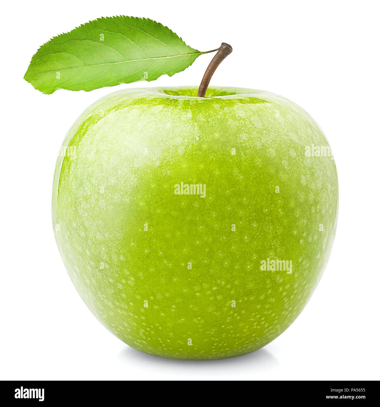 Verde brillante succosa mela su sfondo bianco, isolata, foto di qualità elevata con tracciato di ritaglio Foto Stock