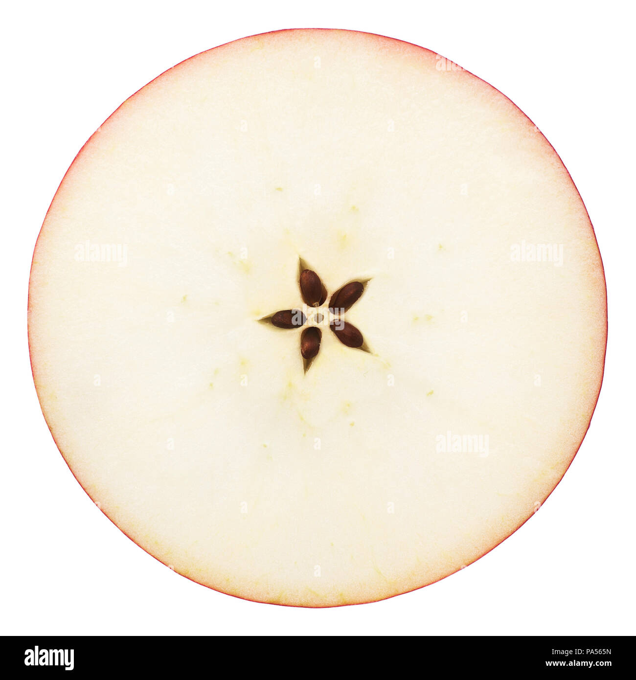 La mela tagliata a metà, nel mezzo di un seme, separatamente su un whi Foto Stock