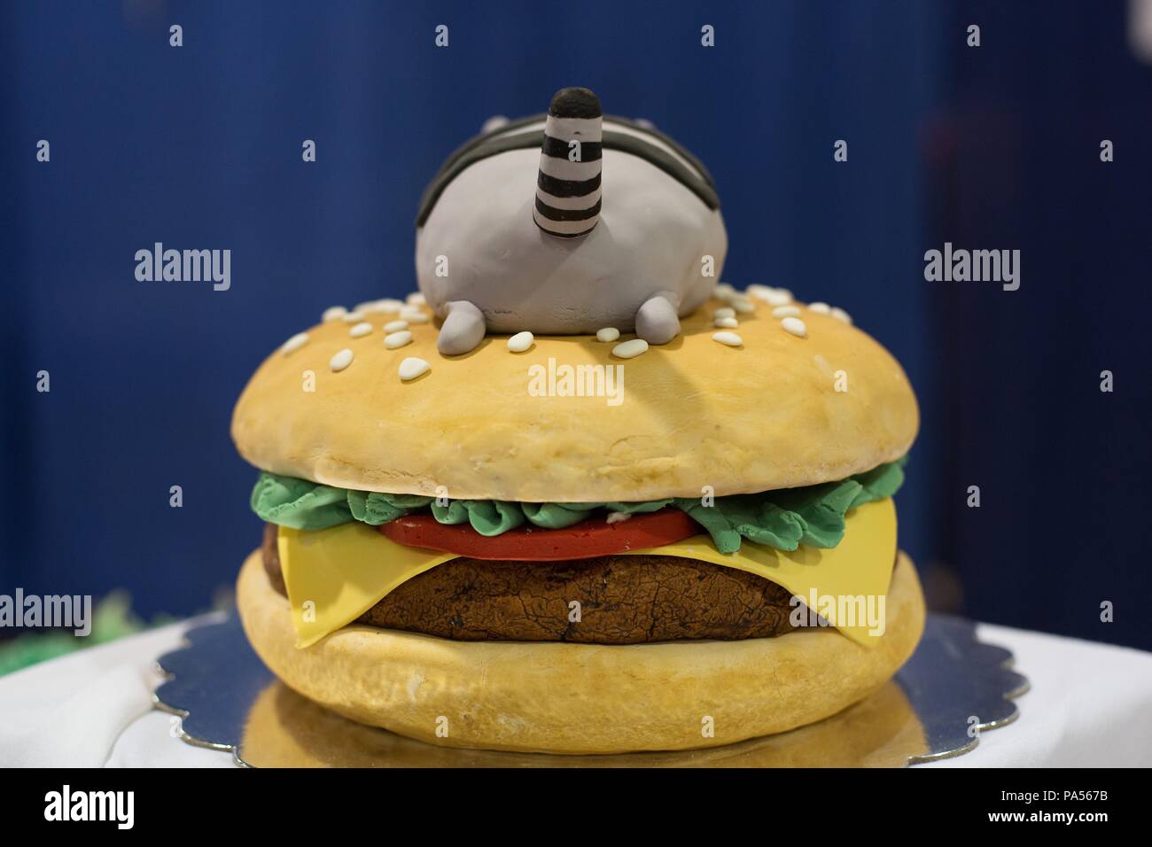 Una torta di fondente con il carattere Pusheen su un cheeseburger, al Lane County Fair di Eugene, Oregon, Stati Uniti d'America. Foto Stock