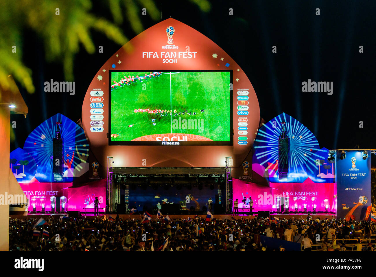 SOCHI, RUSSIA - luglio 7 , 2018: gli appassionati di calcio sulla piazza. In Sochi, durante la Coppa del Mondo FIFA 2018. Russia vs Croazia Foto Stock