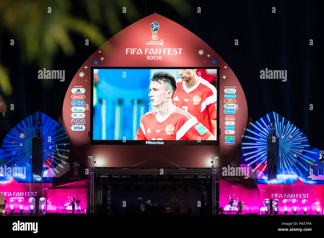 SOCHI, RUSSIA - luglio 7 , 2018: gli appassionati di calcio sulla piazza. In Sochi, durante la Coppa del Mondo FIFA 2018. Russia vs Croazia Foto Stock