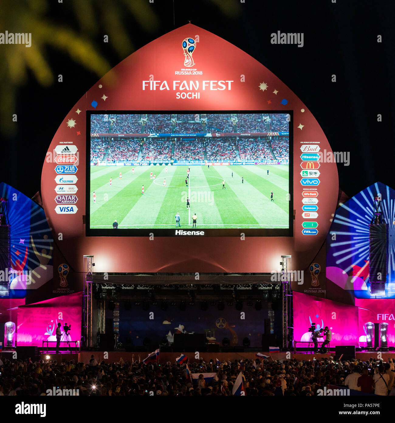 SOCHI, RUSSIA - luglio 7 , 2018: gli appassionati di calcio sulla piazza. In Sochi, durante la Coppa del Mondo FIFA 2018. Russia vs Croazia Foto Stock