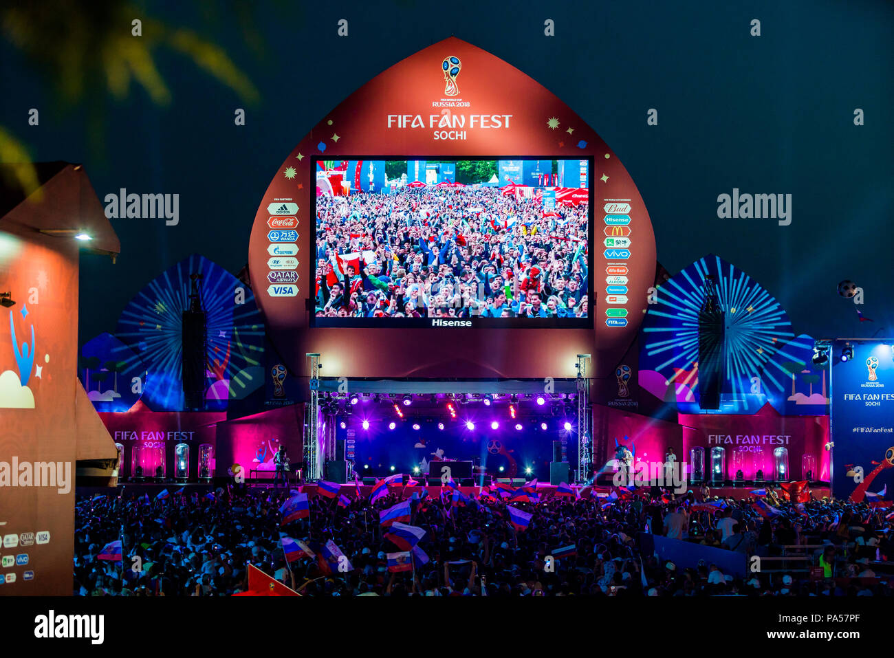 SOCHI, RUSSIA - luglio 7 , 2018: gli appassionati di calcio sulla piazza. In Sochi, durante la Coppa del Mondo FIFA 2018. Russia vs Croazia Foto Stock