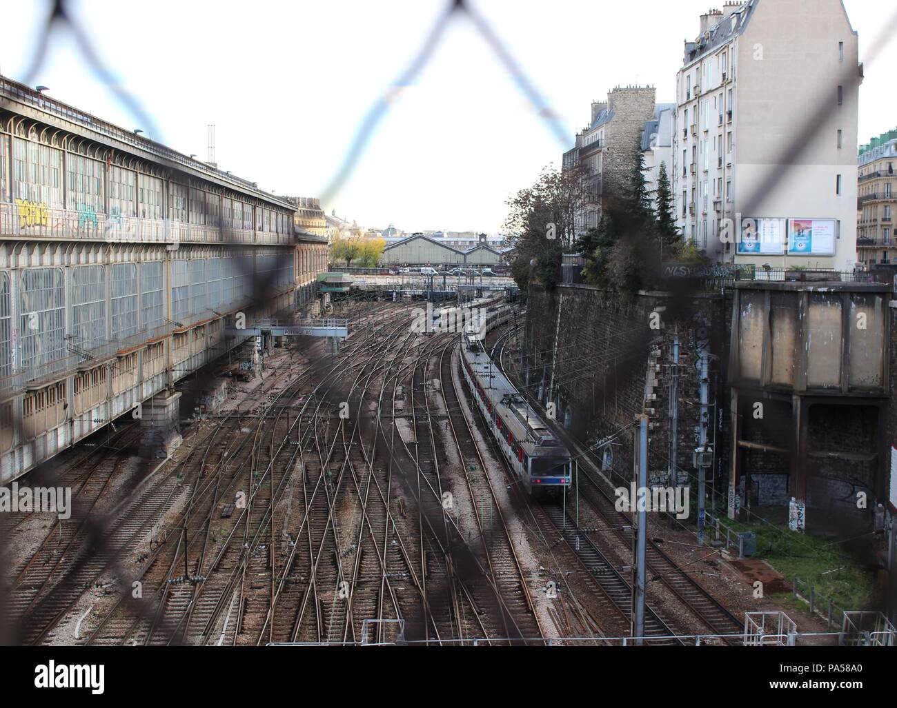 Outlooking di Parigi treni da un ponte, ancora in uso da parte di molti dei treni e altri veicoli ferroviari. Foto Stock