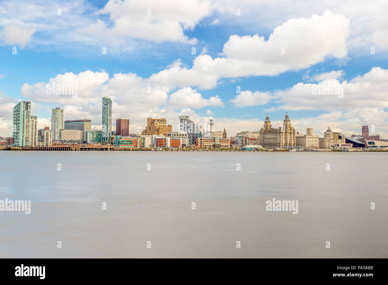 Liverpool skyline vista sul fiume Mersey, mostrando il 3 grazie Foto Stock