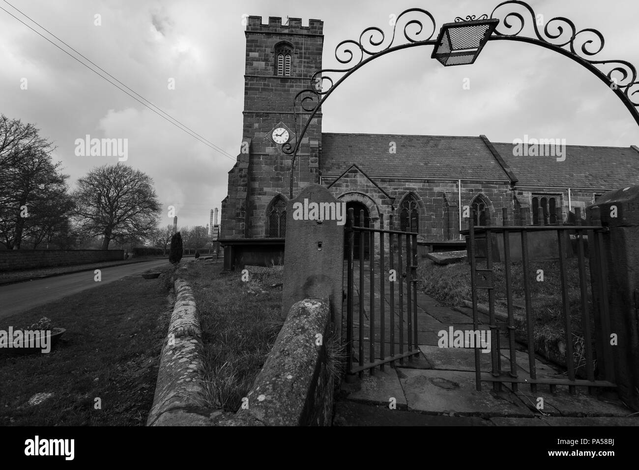 Immagine in bianco e nero di una vecchia chiesa in disuso con ingresso al cantiere della chiesa / cantiere grave Foto Stock
