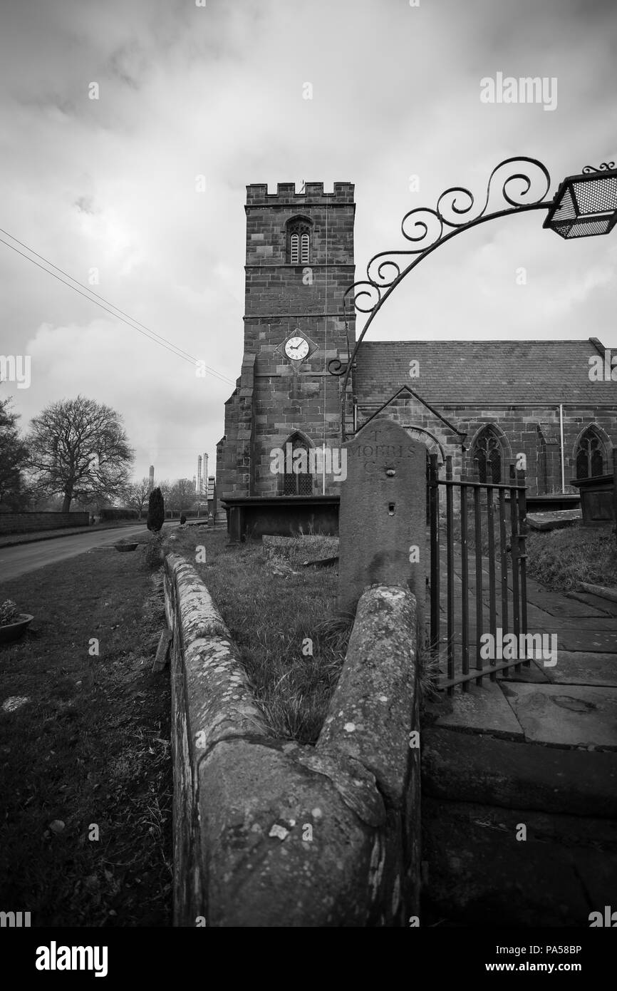 Immagine in bianco e nero di una vecchia chiesa in disuso con ingresso al cantiere della chiesa / cantiere grave Foto Stock