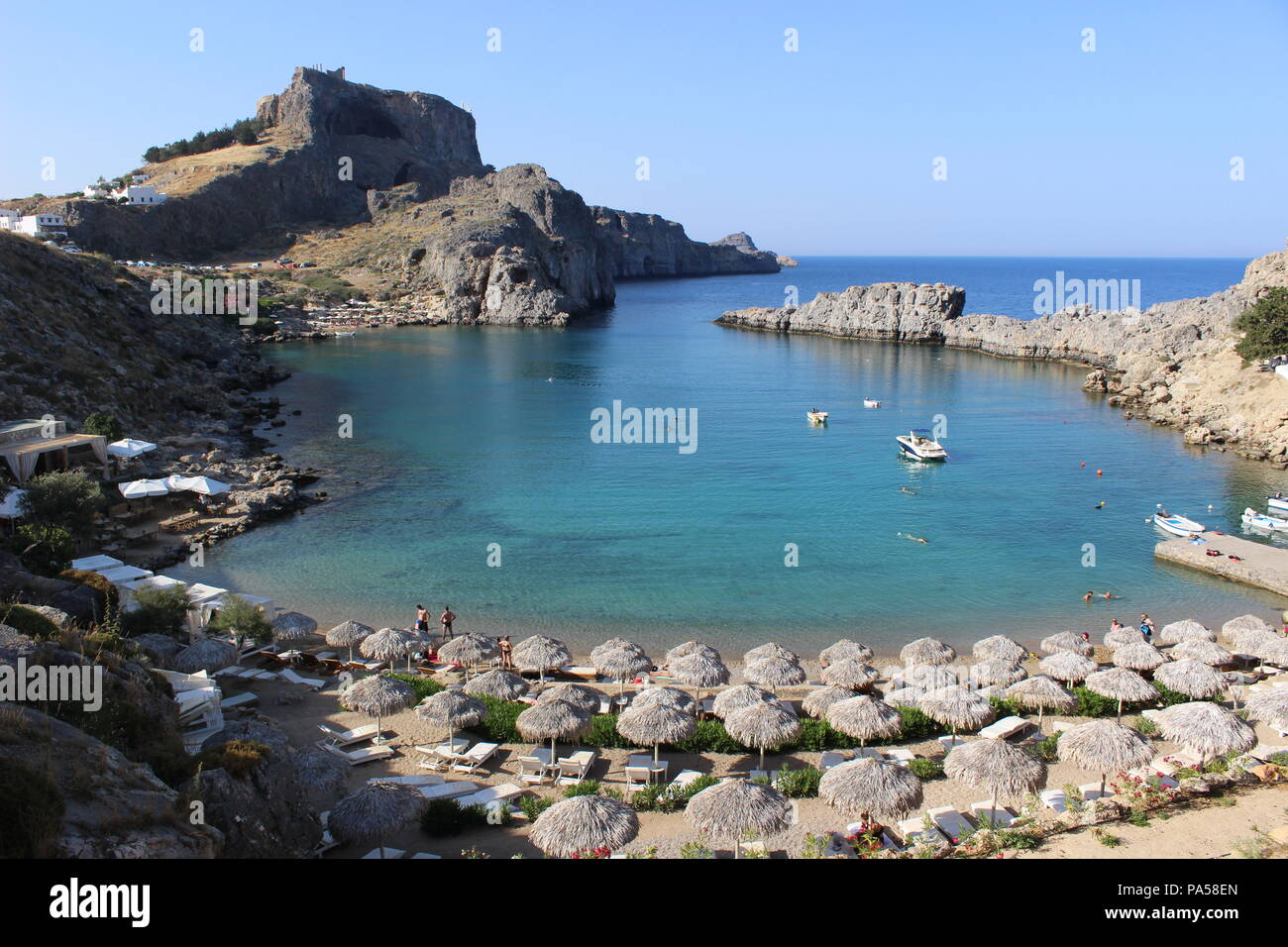 Baia di San Paolo nei pressi di Lindos, nella parte meridionale di Rodi. Un sacco di turisti che si godono questa bellezza naturale. Foto Stock