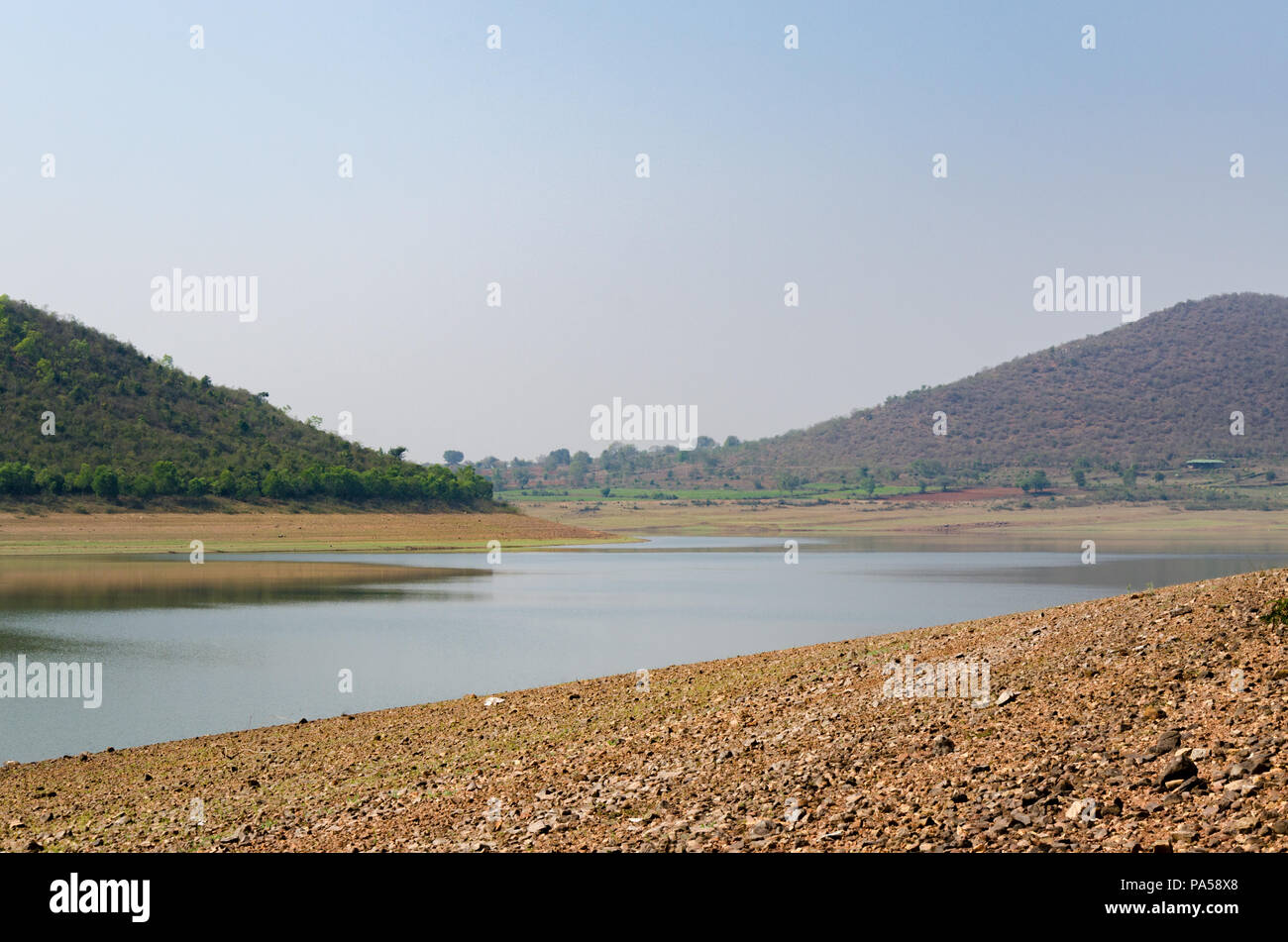 Il pittoresco Nugu dam torna bacino idrografico circondata da piccole colline a H. D. Kote taluka del distretto di Mysore in Karnataka, India Foto Stock