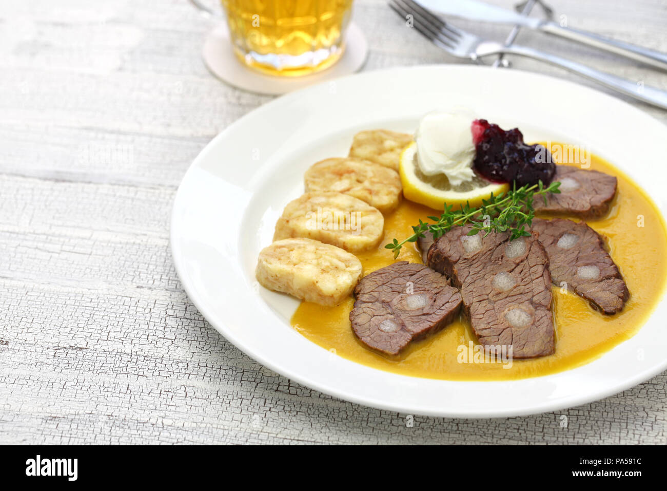 Svickova na smetane, la tradizionale cucina ceca Foto Stock