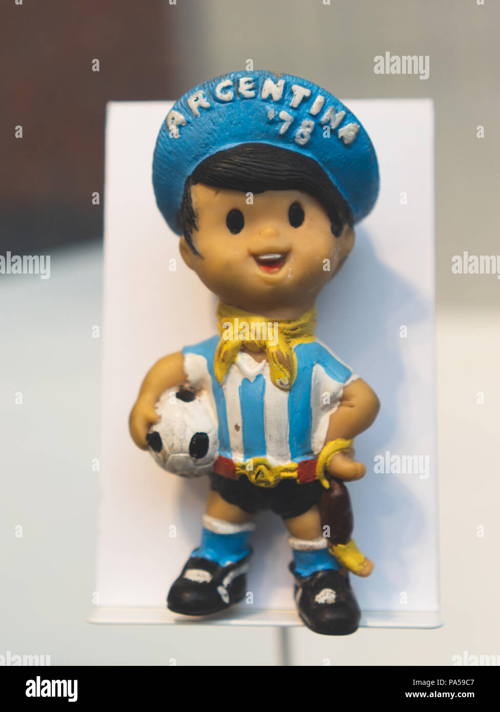 Luglio 7, 2018, Mosca, Russia mascotte ufficiale della Coppa del Mondo FIFA 1978 in Argentina un ragazzo indossa Argentina del kit Gauchito. Foto Stock