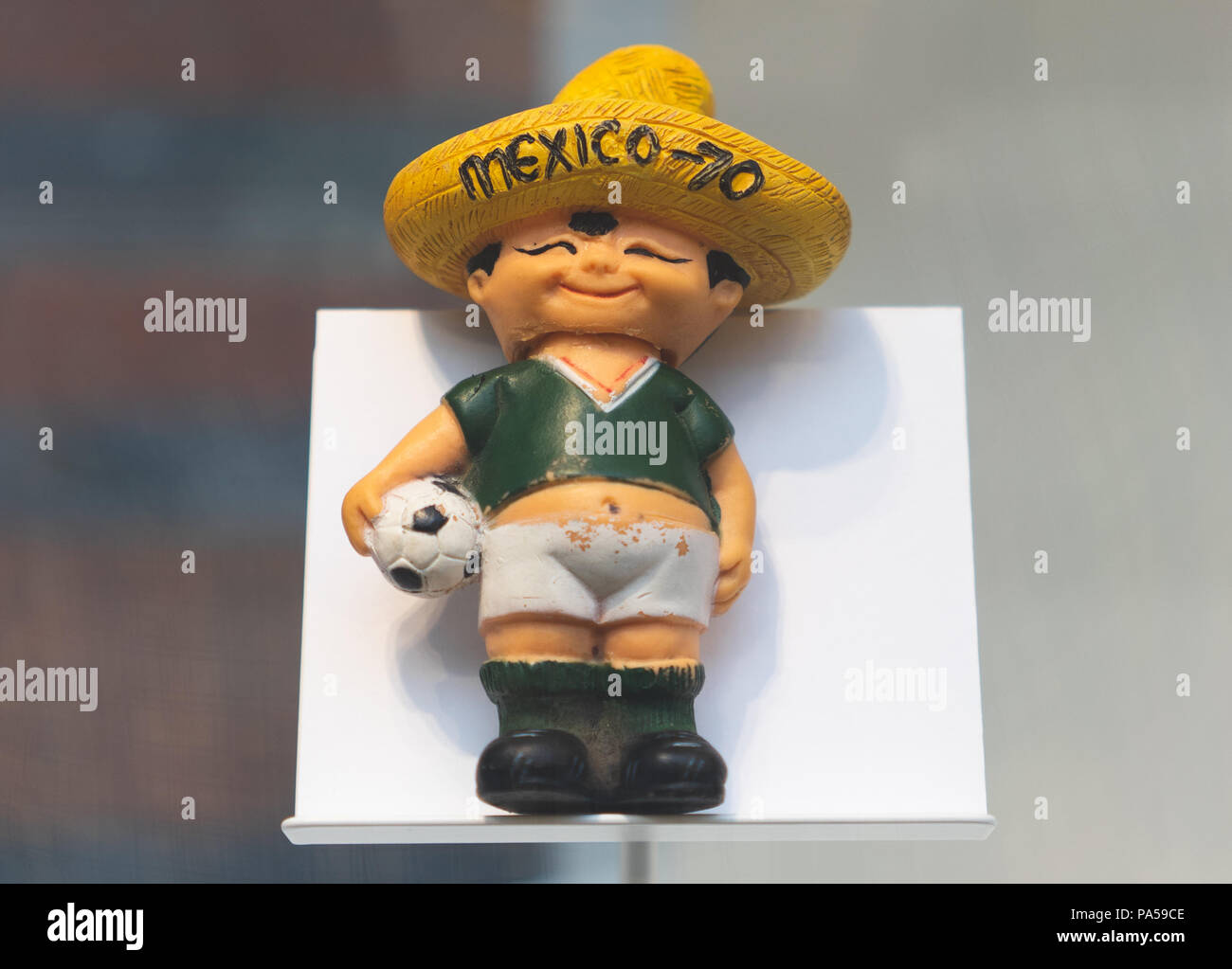 Luglio 7, 2018, Mosca, Russia mascotte ufficiale della Coppa del Mondo FIFA 1970 in Messico un ragazzo che indossa il Messico di kit e un sombrero Juanito. Foto Stock