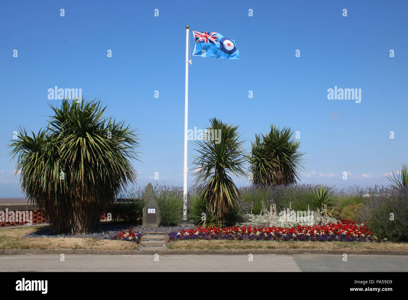 Il settantesimo anniversario della Battaglia di Bretagna monumento di pietra e RAF flag in un giardino su Knott End-su-passeggiata a mare, Knott fine, Lancashire, Inghilterra. Foto Stock