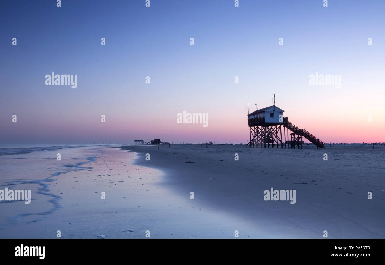 Stilt house presso la spiaggia di San Peter-Ording presso sunrise Foto Stock