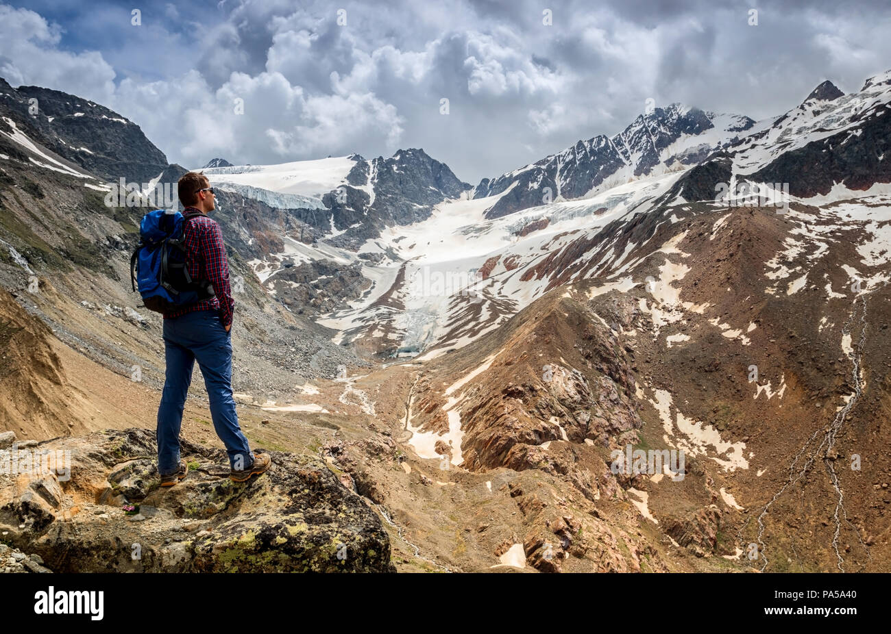 Escursionista in vallelunga godendo la vista della Vedretta di Vallelunga Foto Stock