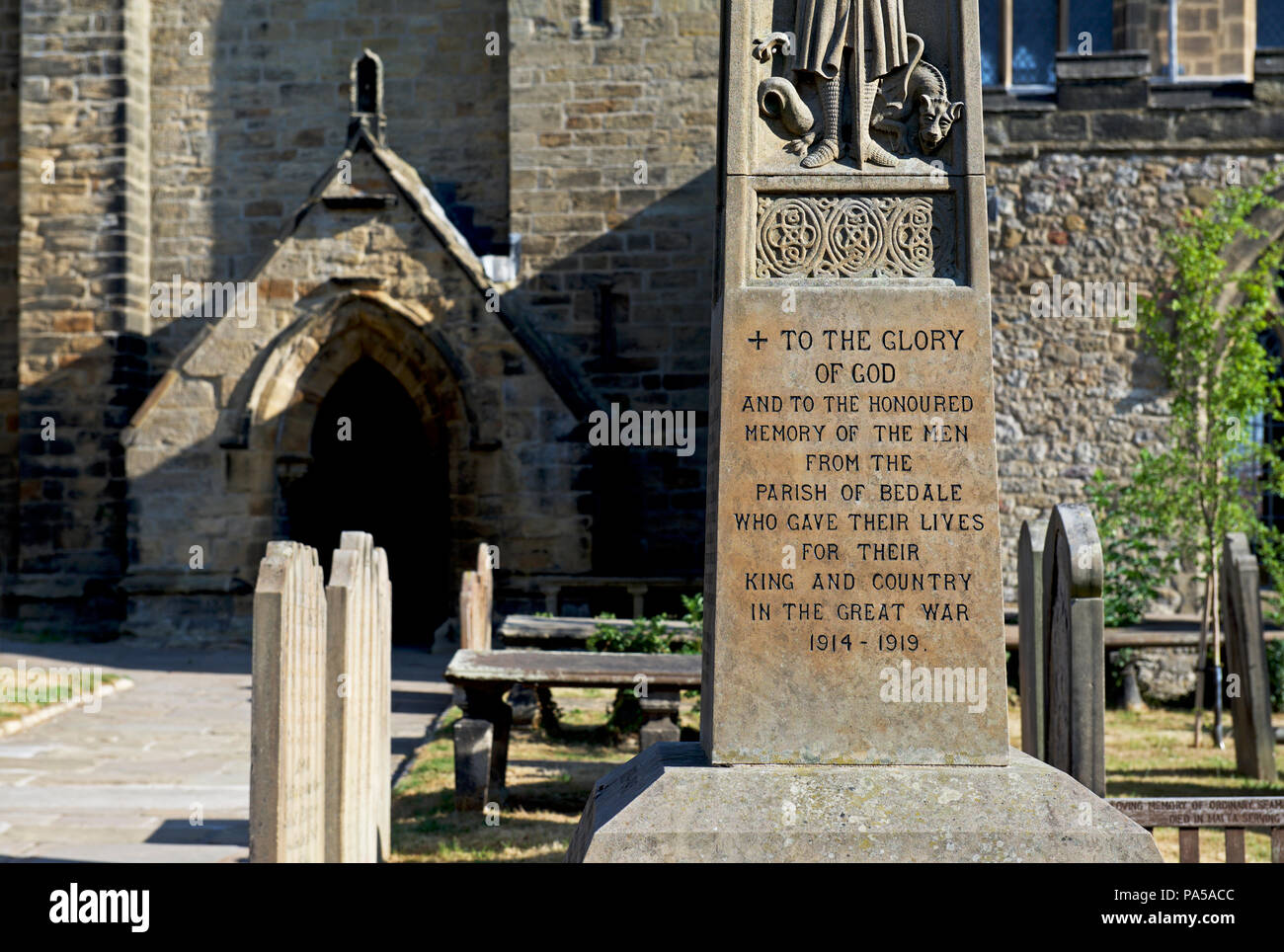 Memoriale di guerra e la chiesa di Saint Gregory, Bedale, Hambleton, North Yorkshire, Inghilterra, Regno Unito Foto Stock