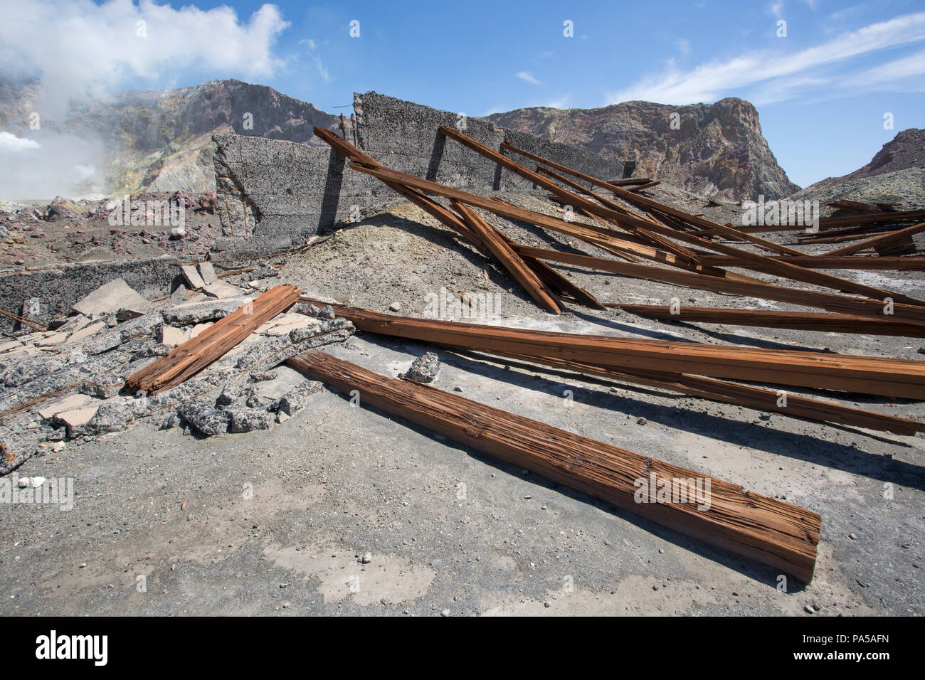 Abbandonata miniera di zolfo sull isola Bianca, Nuova Zelanda Foto Stock