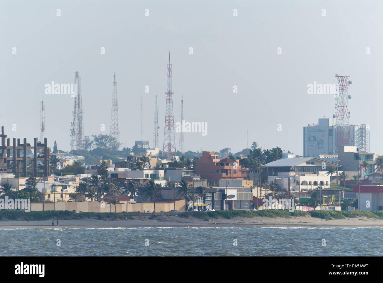 Queretaro, ver/MESSICO - luglio18, 2018: la vista di un assortimento di telecomunicazioni radio antenne a torre in Queretaro' litorale Foto Stock