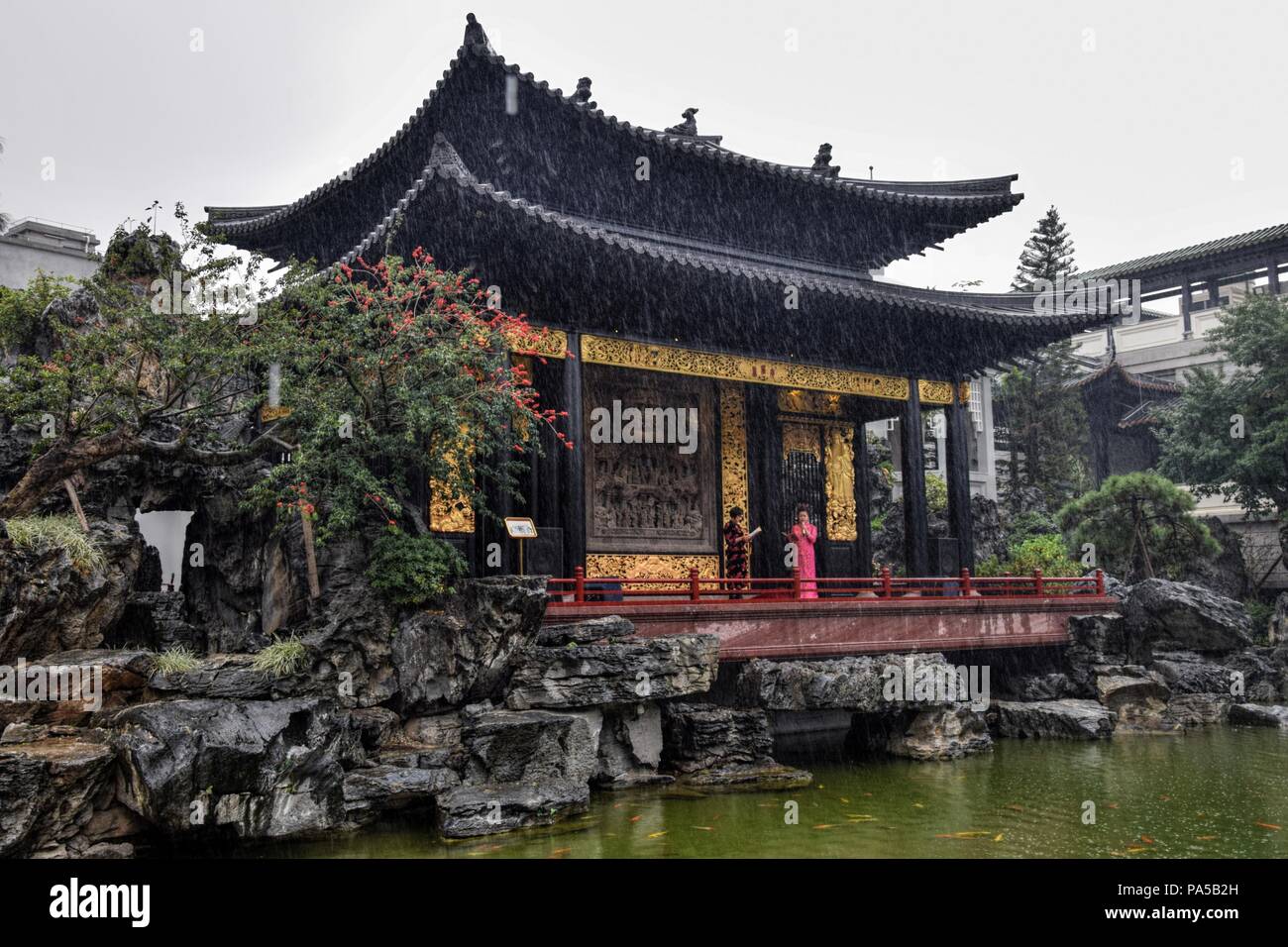 Il cantone, Cina - circa nel dicembre 2016: i due cantanti del Cantonese opera performer nell'antico padiglione del museo di Cantonese opera. Foto Stock